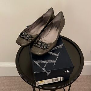W/ Orig Box Anne Klein iFlex Julie Flats silver chain detail size 7.5M